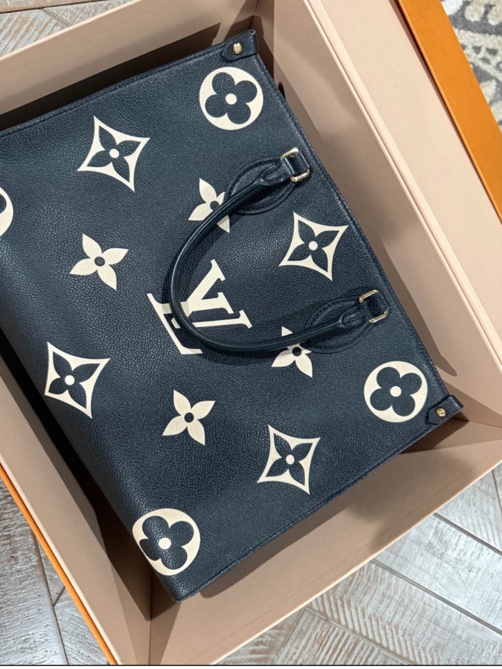 Louis Vuitton On The Go MM Black Cream
